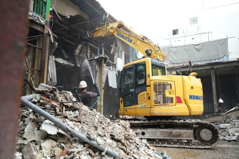 重機による建物本体の解体